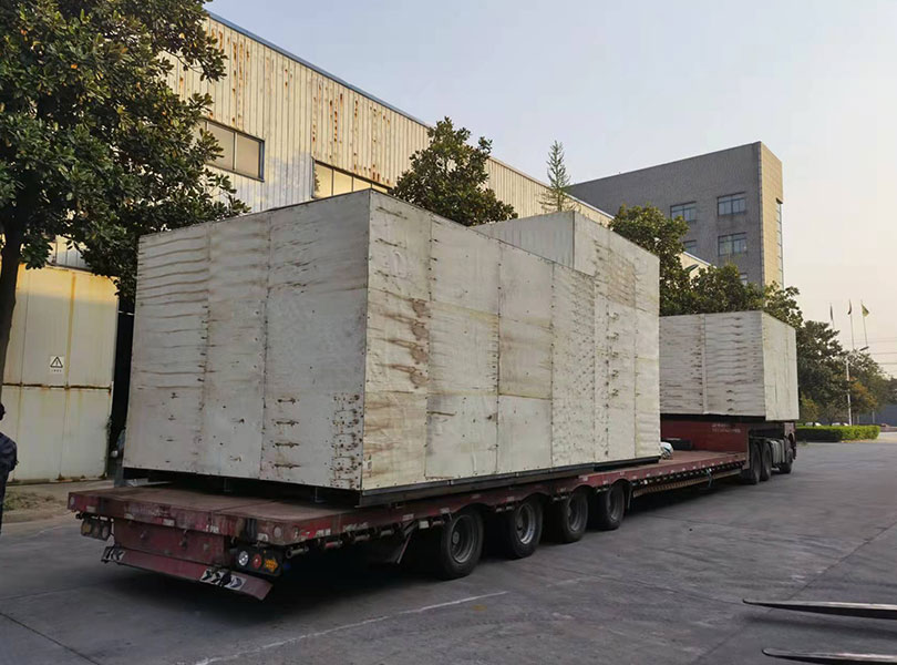 土庫曼斯坦發(fā)貨-8腔吹瓶機(jī)和80頭三合一灌裝機(jī)1 土庫曼斯坦發(fā)貨-8腔吹瓶機(jī)和80頭三合一灌裝機(jī)1