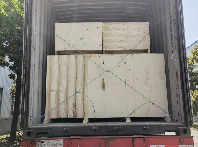 土庫曼斯坦發(fā)貨-8腔吹瓶機(jī)和80頭三合一灌裝機(jī)3 土庫曼斯坦發(fā)貨-8腔吹瓶機(jī)和80頭三合一灌裝機(jī)3